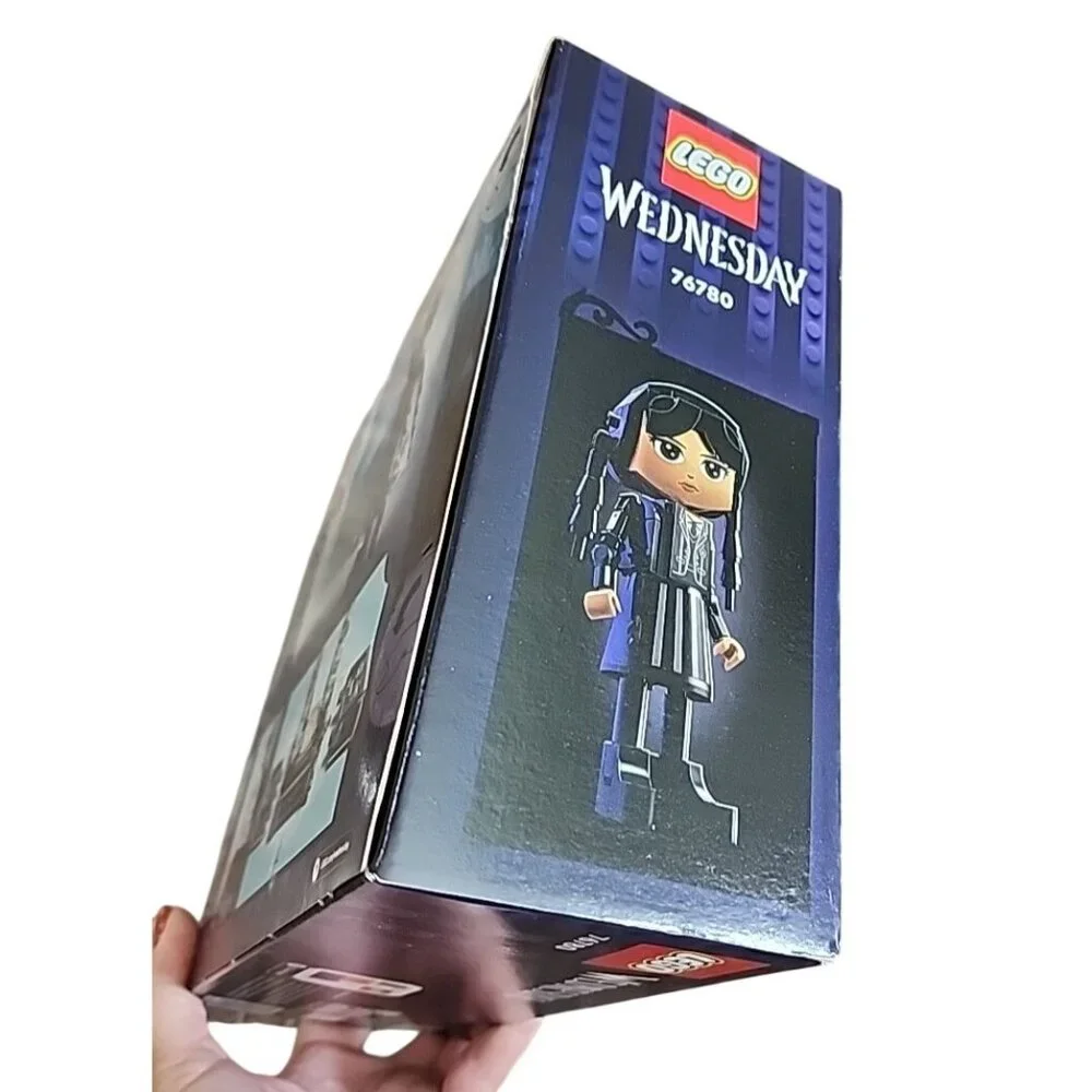 LEGO Nevermore Academy  Wednesday Addams Figure 76780 - Picture 4 of 4